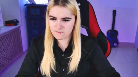 stef_nicks online show from September 18, 9:08 am