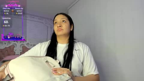 Snapshot of stephania_diamond chatting on February 6, 2:11 am         online show from February 6, 2:11 am