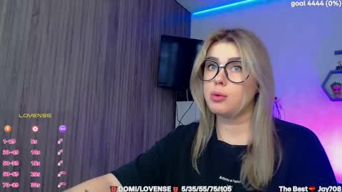 suchcute_ online show from February 18, 4:11 am