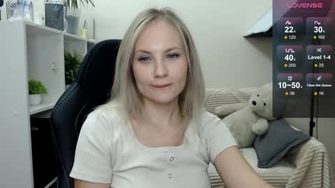 Snapshot of sunny_bunny6 chatting on October 24, 2:40 am Naomi online show from October 24, 2:40 am
