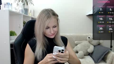 Snapshot of sunny_bunny6 chatting on October 22, 5:12 am Naomi online show from October 22, 5:12 am