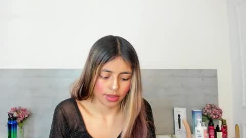 sunnywhitee online show from April 14, 7:25 pm