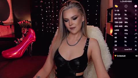Snapshot of sunshine_vibes chatting on December 21, 2:30 am Mistress Molly online show from December 21, 2:30 am