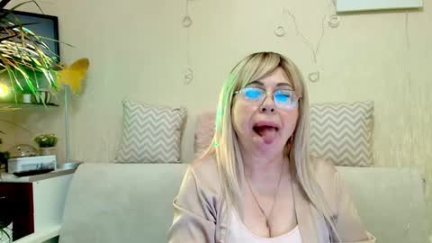 SusieNoreen online show from March 7, 2:04 am