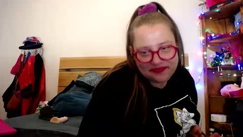 suzie stardust online show from March 21, 12:10 pm