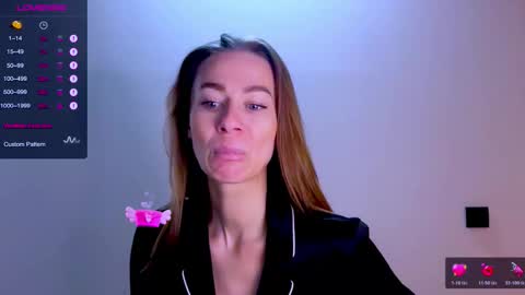 Mia online show from December 16, 10:32 am