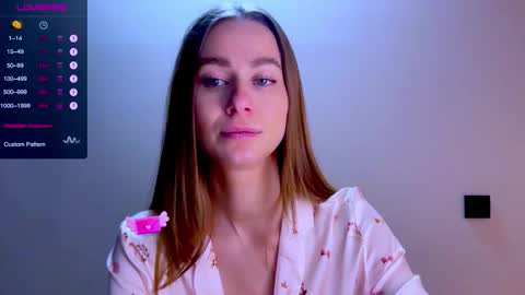 Mia online show from December 14, 1:50 pm