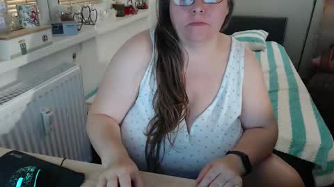 Sweetboobs85h online show from December 1, 5:04 pm