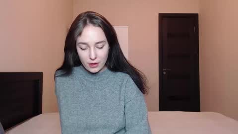 Mia online show from December 5, 2:29 pm