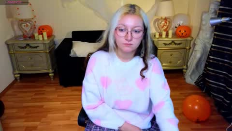 Snapshot of sweety_candys chatting on October 21, 11:25 am Hot Candy online show from October 21, 11:25 am