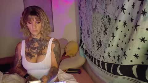 Snapshot of tattooed_natalia chatting on October 22, 8:52 am Natalia 3 online show from October 22, 8:52 am