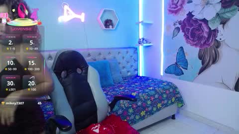 Andrea online show from November 26, 8:32 pm