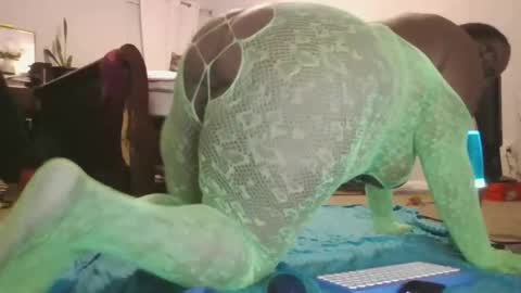 TheeTashelly online show from October 21, 7:12 am