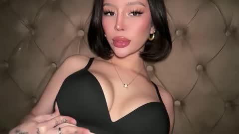 Elle  dont forget to folloW me and thumbs up online show from March 29, 10:42 pm