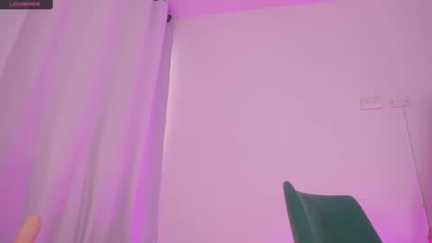 Snapshot of therealpeach_ chatting on February 11, 12:15 pm    online show from February 11, 12:15 pm