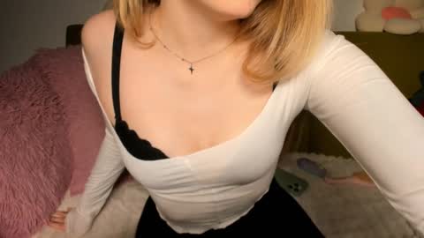 Snapshot of thisisamelia chatting on February 3, 3:49 pm Amelia  shows on mondays fridays and sundays  if anything changes im giving updates on my fansly  online show from February 3, 3:49 pm