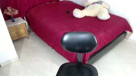 Snapshot of tiffani_williams chatting on December 6, 11:35 pm tifany online show from December 6, 11:35 pm