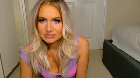 tinkerbell822 online show from November 16, 9:43 am