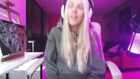 stage Kylie Sinner  brand CLITBAIT online show from October 31, 1:07 am