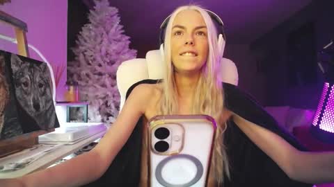 stage Kylie Sinner  brand CLITBAIT online show from November 30, 12:26 am