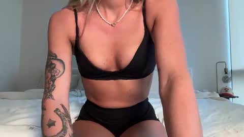 tinytayy online show from April 13, 12:45 am