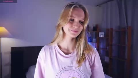 Snapshot of tobicovitt chatting on October 31, 7:23 am Mary online show from October 31, 7:23 am