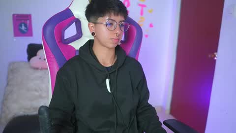 Snapshot of tommy_blue1 chatting on September 19, 12:59 pm Blue  online show from September 19, 12:59 pm