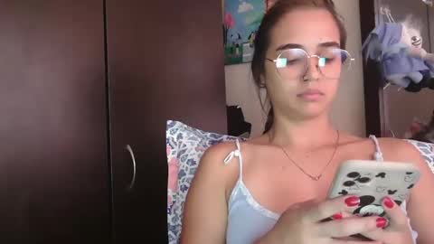 triana_bell online show from April 1, 3:53 pm