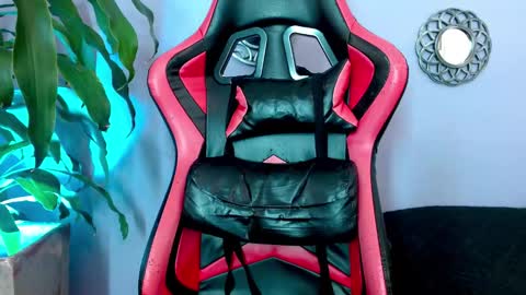 triana_crimson online show from October 8, 10:25 pm