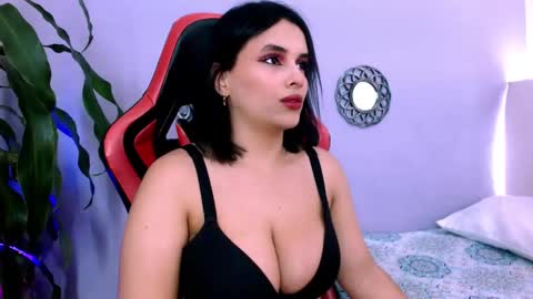 triana_crimson online show from November 21, 10:01 pm