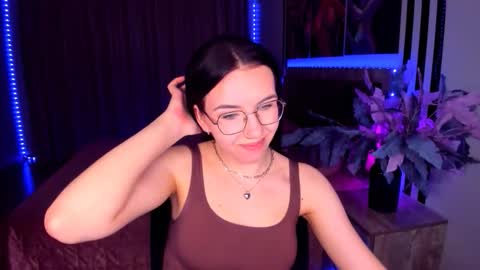 TriciaDaisy online show from May 22, 5:22 pm