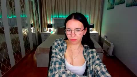TriciaDaisy online show from May 15, 3:04 pm