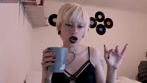 Snapshot of tryp666 chatting on October 24, 4:52 am Cait online show from October 24, 4:52 am