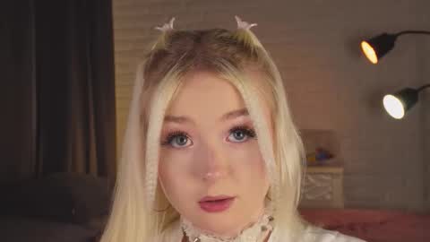 Snapshot of twinklefluff chatting on October 19, 4:20 pm twinklefluff online show from October 19, 4:20 pm