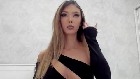 Mia online show from November 4, 8:30 am