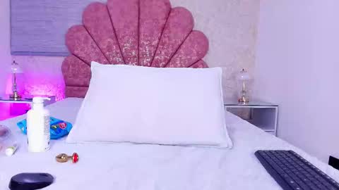 Vaiolet colls online show from February 15, 12:04 pm