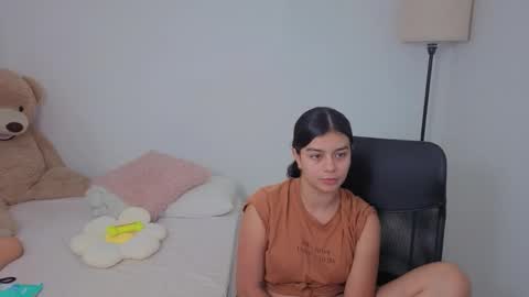 Snapshot of valerihouse chatting on October 23, 1:22 am Juli C online show from October 23, 1:22 am