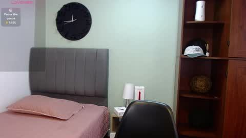 valevicious online show from April 6, 1:23 pm