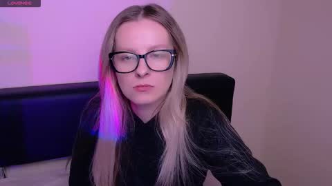 Snapshot of vanillaex_ chatting on October 21, 7:23 am Mia online show from October 21, 7:23 am