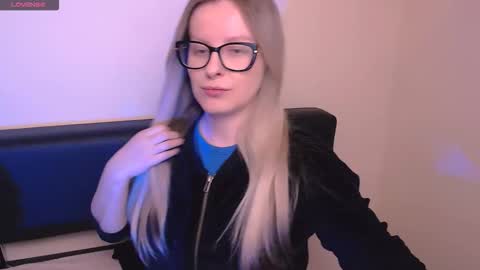 Snapshot of vanillaex_ chatting on October 23, 6:52 am Mia online show from October 23, 6:52 am