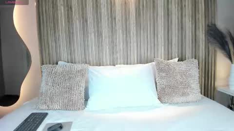 V A N N E S A   online show from October 29, 12:20 pm