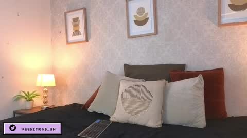 Vee Simons online show from April 8, 8:33 pm