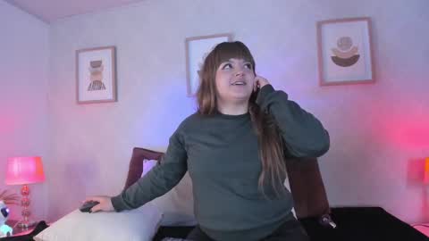 Vee Simons online show from October 6, 7:40 pm