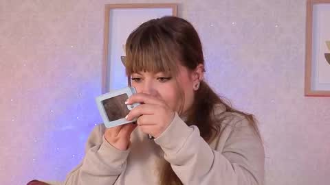 Vee Simons online show from October 10, 8:25 pm