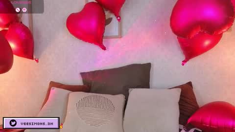 Vee Simons online show from February 14, 9:39 pm