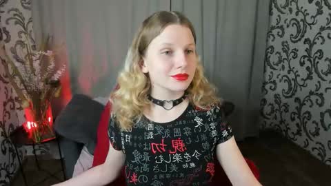 velvet_peach_ online show from November 27, 11:35 am