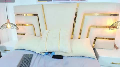 Vicky online show from November 7, 8:25 pm