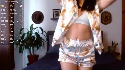 VICTORIA MARTELO online show from December 18, 2:55 pm