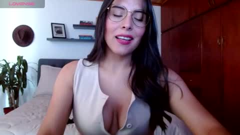 VICTORIA MARTELO online show from June 18, 4:45 pm