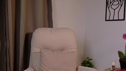 VictoriaNova online show from February 6, 12:36 am